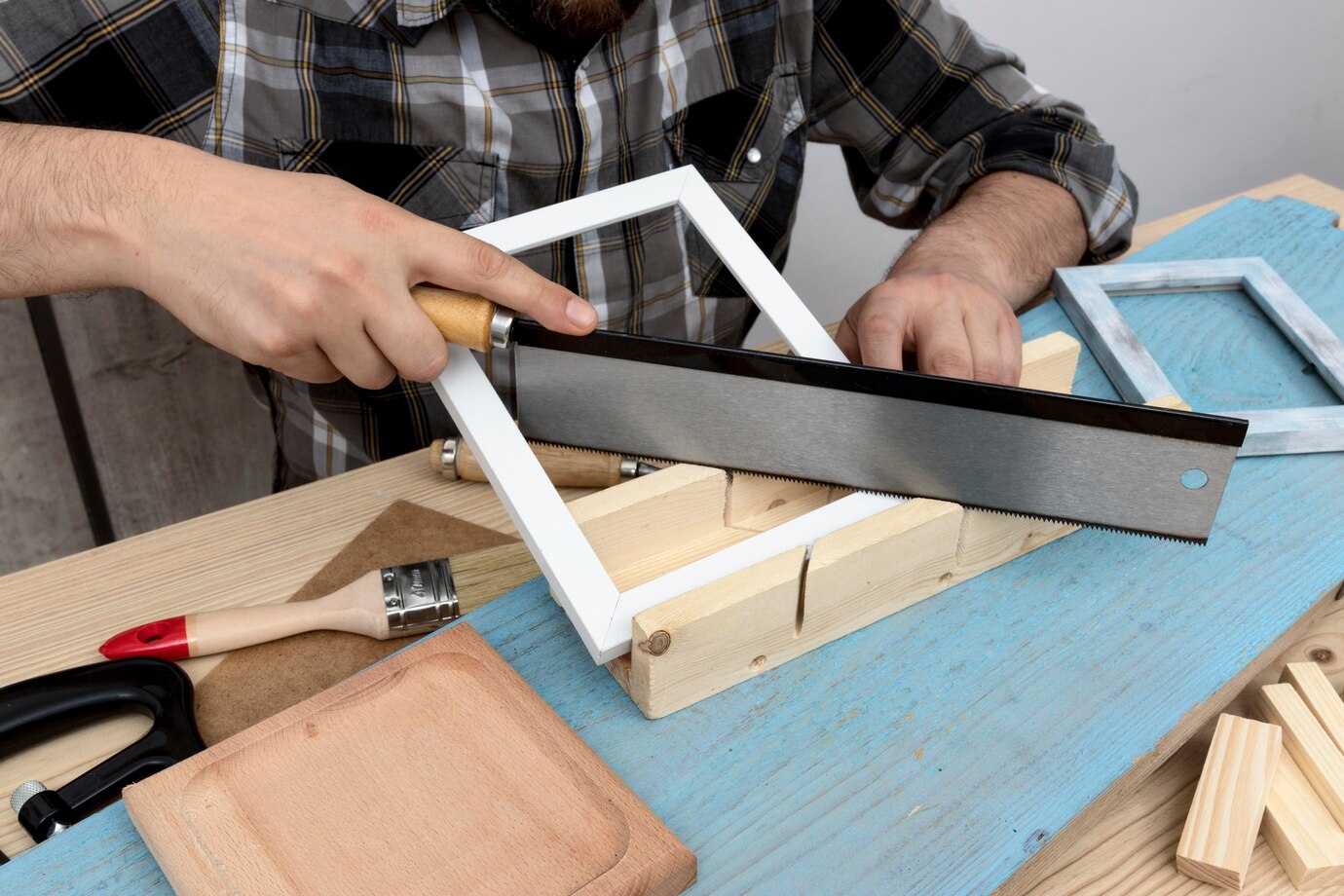 hombre-cortando-concepto-taller-carpinteria-madera_23-2148640289.jpg