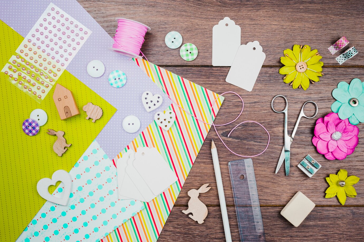 papel-colores-botones-flores-papel-etiquetas-recorte-madera-animales-papeleria-mesa-madera_23-2148164365.jpg